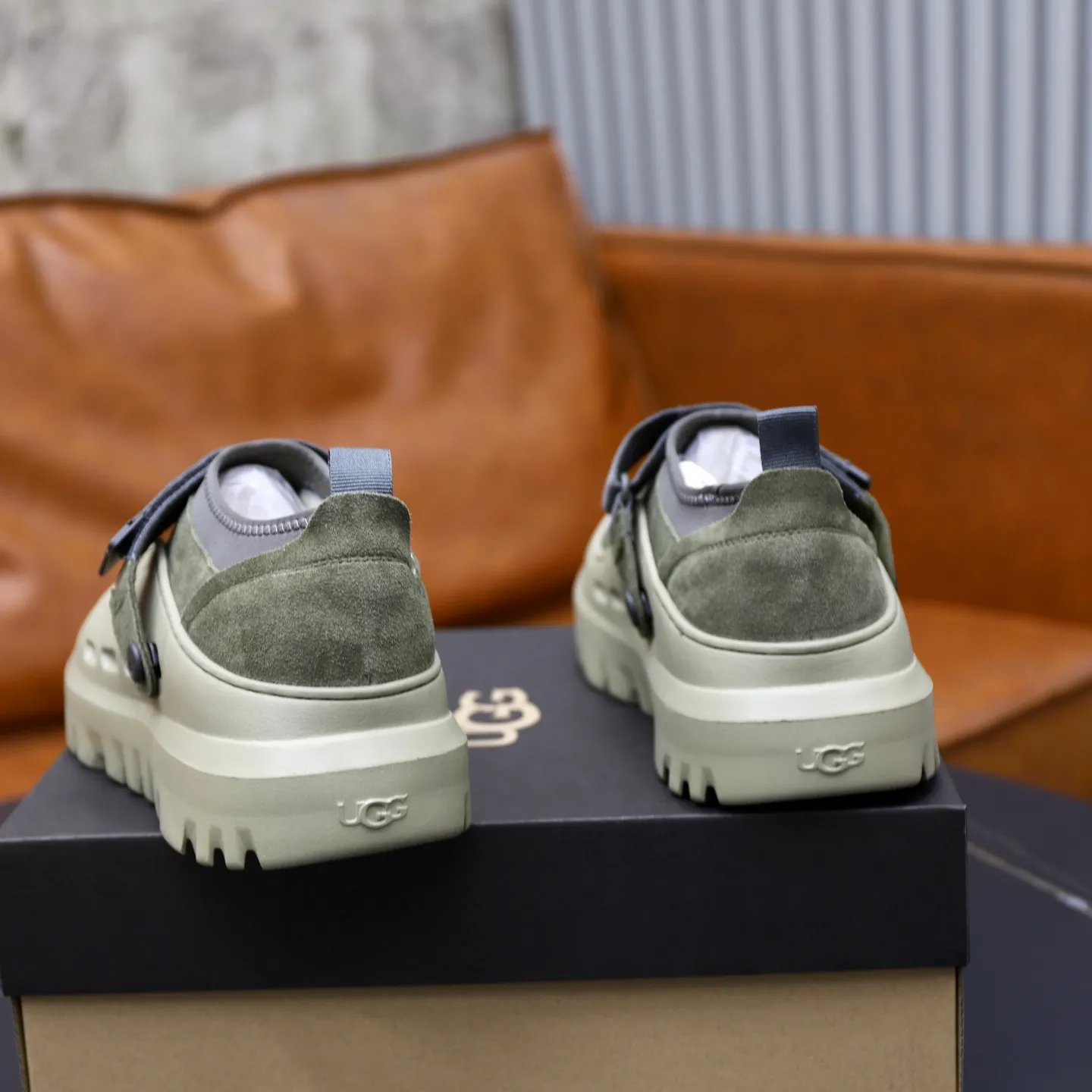 Ex-factory price: 580 for couples👫💰Thick wool imported from Australia Brand: UGG genuine purchasing agent Size: 35-45 (45 customized) Grade: Official website 1:1 Material: First layer of genuine leather waterproof and antifreeze upper Real wool lining Original non-slip and wear-resistant outsole Style category: Men's casual shoes Trendy style Comfortable on the feet Color: Official website color synchronization